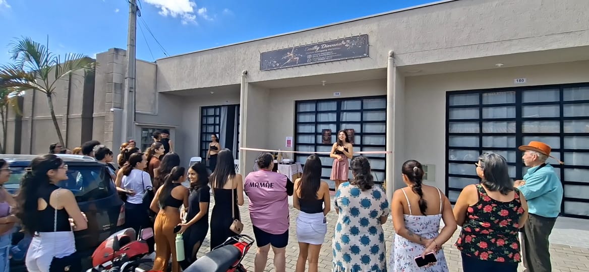 Fachada da escola Emilly Diovana Dance Company Ho'omau na inauguração