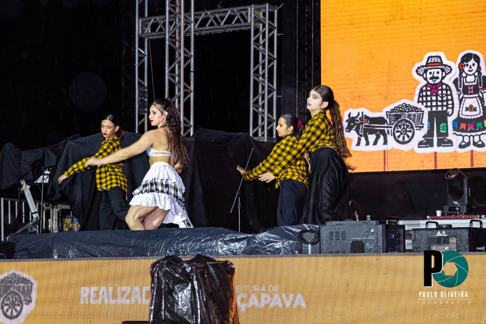 Apresentação em grupo de crianças no palco